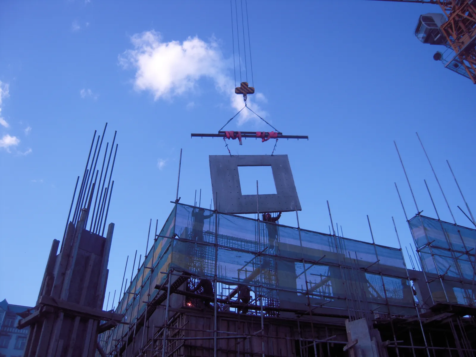 Tower crane installing GOGER wall panels